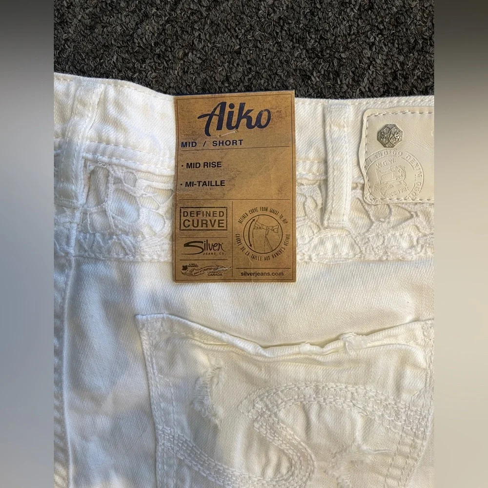 Aiko White Mid Short Distressed Jean Shorts. Mid Rise Silver Jeans Co. 12 NWT